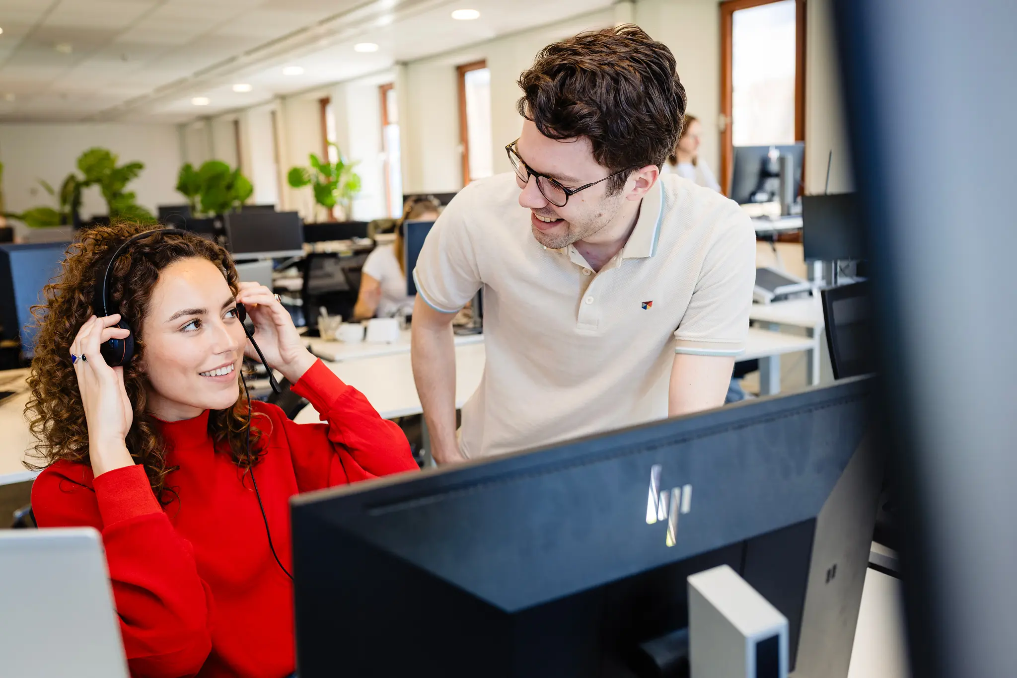 man en vrouw achter computer