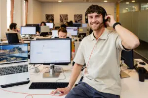man zittend voor computer