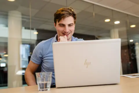 man achter laptop