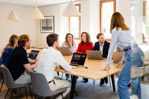 mensen rondom tafel tijdens meeting