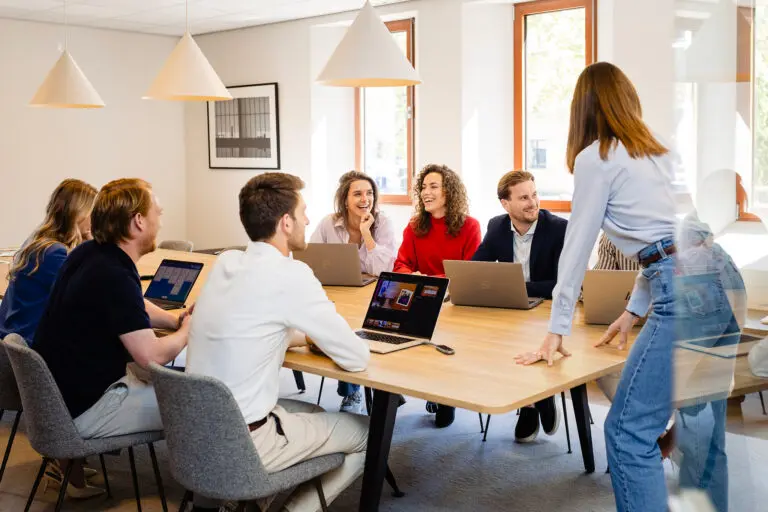 mensen rondom tafel tijdens meeting