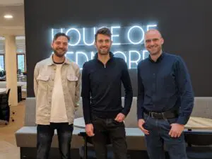 foto van de mannen die samenwerken