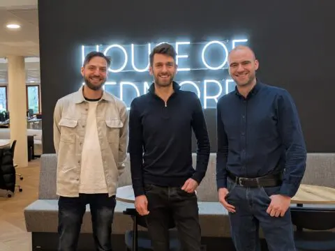 foto van de mannen die samenwerken