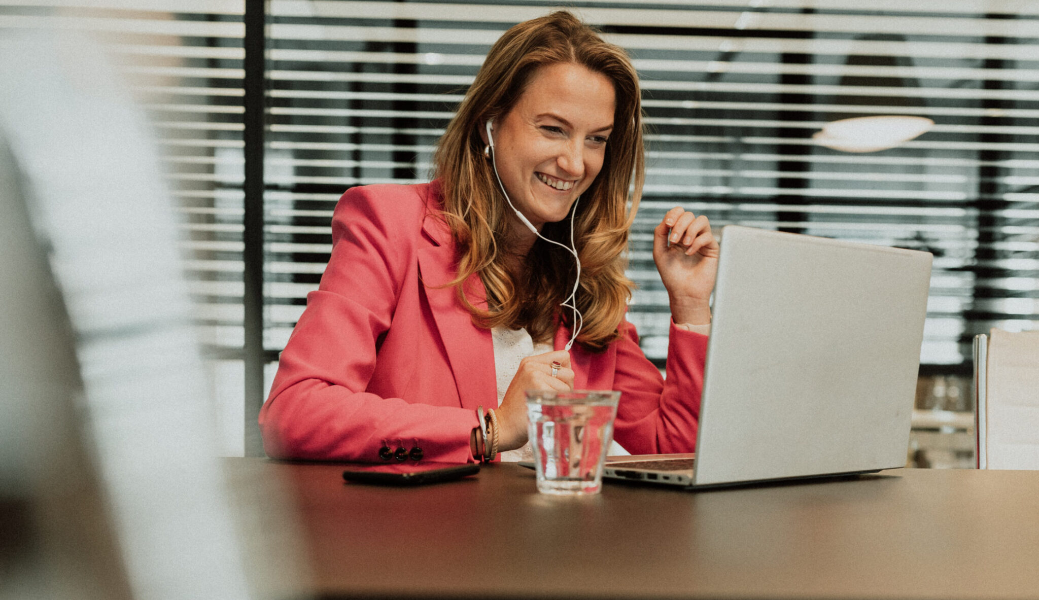 vrouw achter laptop